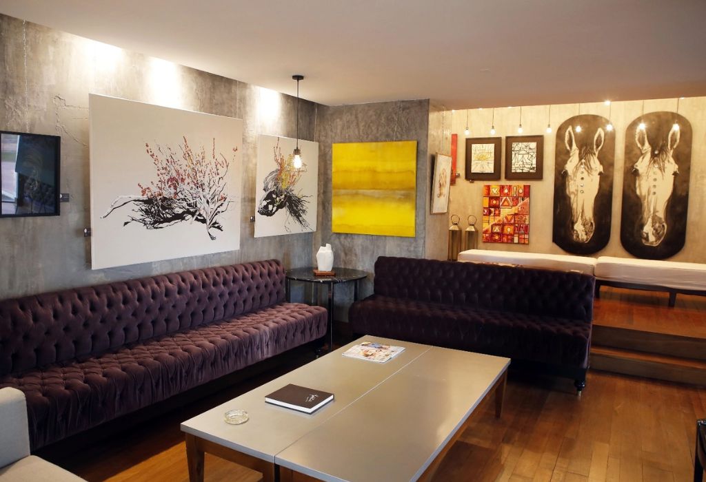 Sala de la galería con obras de arte y esculturas