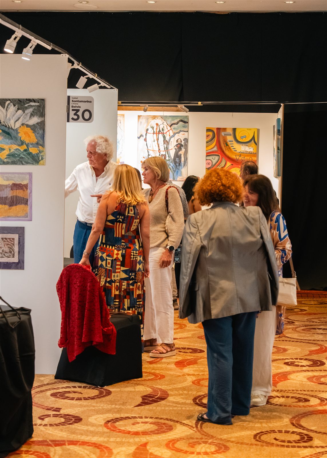 Artistas en el stand durante la muestra