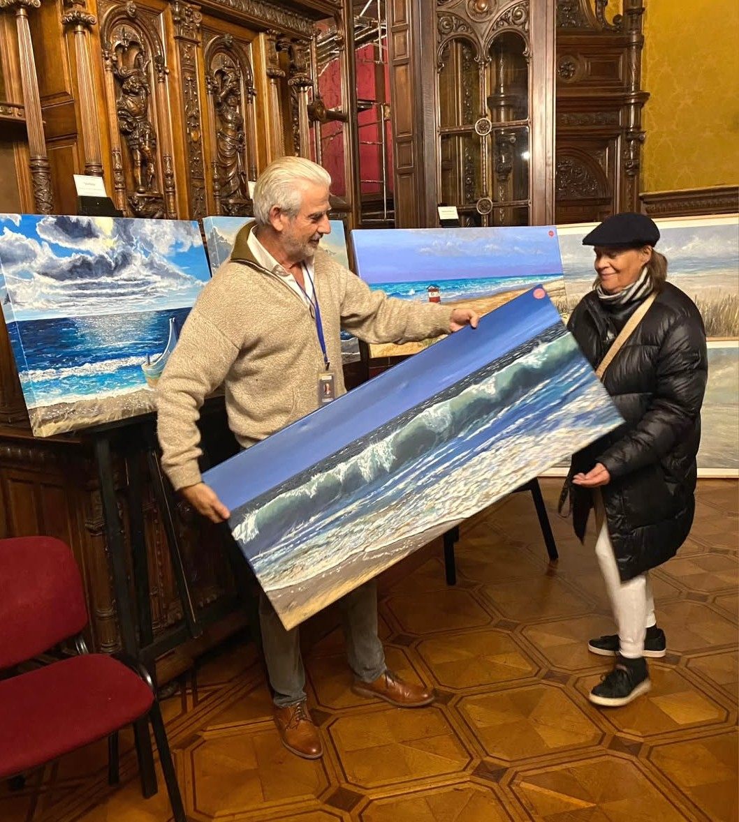 Momento de la entrega de una obra de gran formato al coleccionista