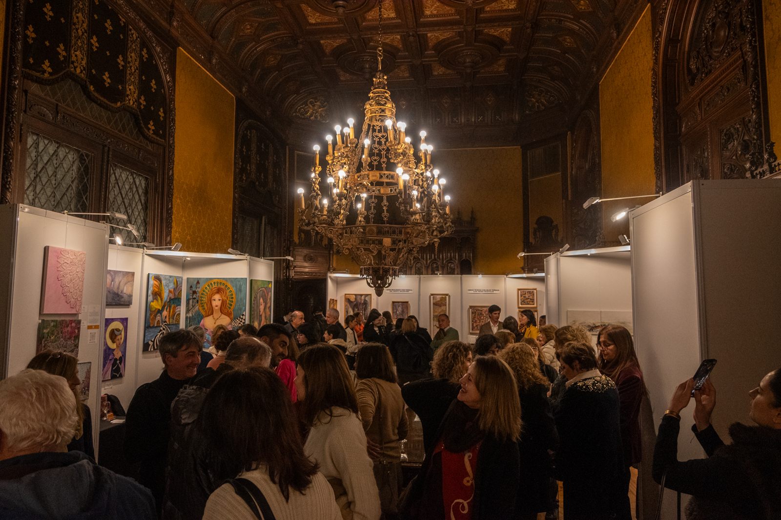 Detalle del vernissage: copas y vino servido en la sala
