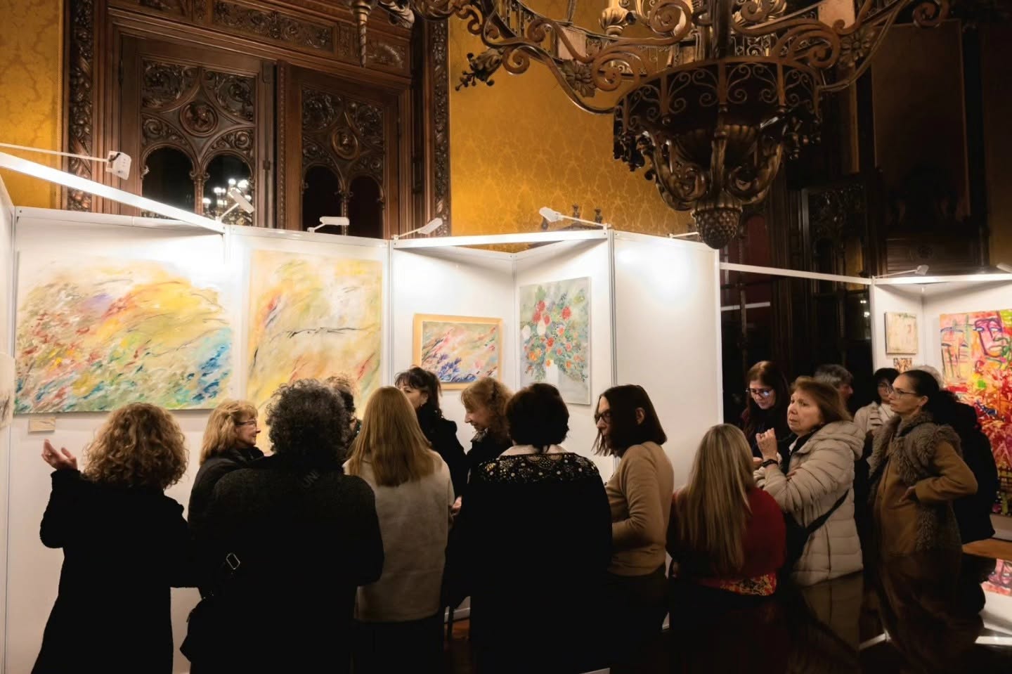 Recorrido de la feria a través de los stands iluminados
